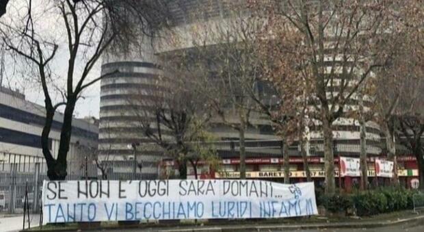 Inter-Napoli, spunta lo striscione: «Tanto vi becchiamo, infami»