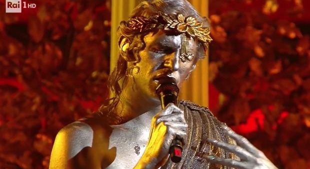 Achille Lauro è una colonna greca nella terza serata di Sanremo. Con lui Emma e Monica Guerritore