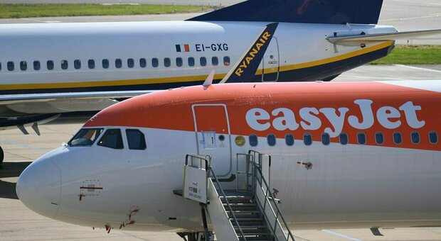 EasyJet, cancellati numerosi voli poco prima della partenza: tempeste, traffico aereo e difetti tecnici. Caos per le vacaneza estive