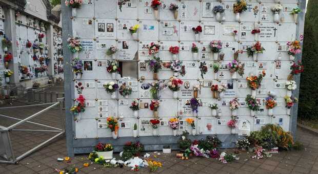 Raid vandalico dei minorenni al cimitero: tombe distrutte "per passatempo", danni per migliaia di euro