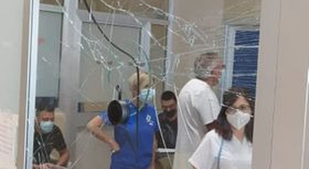Ospedale di Aversa, pronto soccorso: spacca con un pugno il vetro del triage
