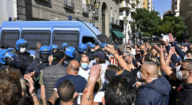 Manfredi, prima giornata da sindaco infernale: corteo di disoccupati e caos davanti Palazzo San Giacomo