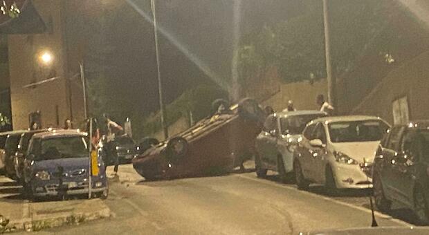 Paura nella notte ad Ancona, auto piomba sulle macchine in sosta e si ribalta: ferito il conducente