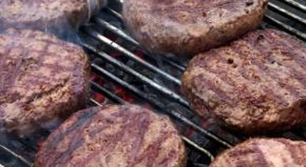 Hamburger contaminati da E.coli, sei lotti ritirati dal mercato