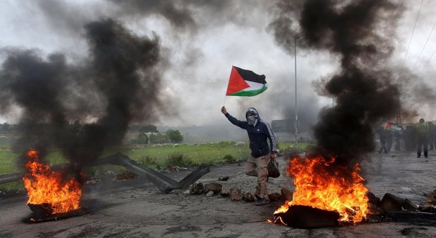 Gaza, scontri al confine: 16 palestinesi uccisi, 1.490 feriti