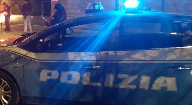 Ancona, fuma marijuana in casa con due ragazze: spacciatore arrestato