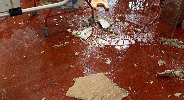 Bomba d'acque su Napoli, nella Funicolare di Chiaia crollano pezzi di controsoffitto