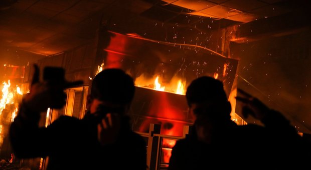 Cile, proteste contro l'aumento dei prezzi: tre morti in un incendio. Imposto il coprifuoco