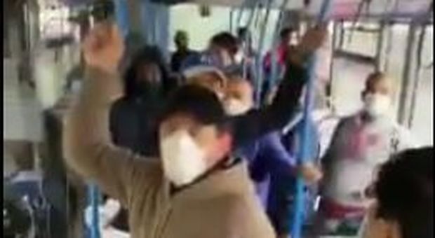Coronavirus, a Napoli bus sovraffollati prima della fase 2: «Mettete i tornelli»