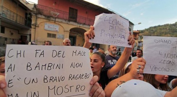 Napoli, ragazzo seviziato: moglie dell'indagato picchiata davanti al carcere