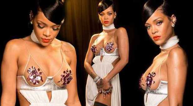 Rihanna, fisico mozzafiato e vestito supersexy: mostra le gambe all'Inspiration Gala