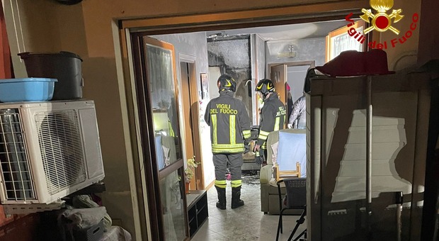 Incendio in cucina: intrappolata in casa con il suo barboncino, si salva chidendo aiuto dalla finestra