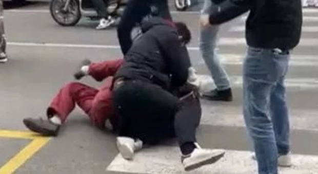 Firenze, aggressione davanti al liceo: la Digos identifica i 6 autori della violenza, 3 sono minorenni