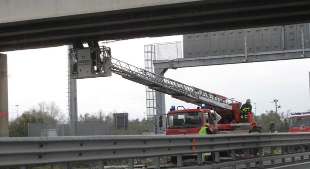Camion si incastra nel ponte, paura sulla statale