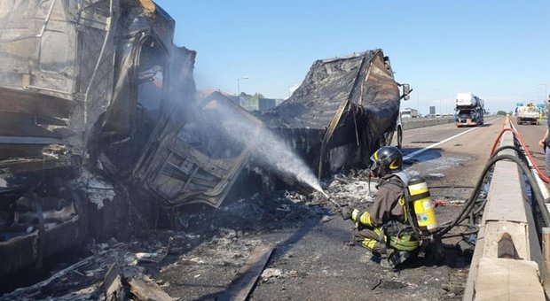 Bologna, due camion a fuoco: chiusa la A14. Incidente a pochi metri dall'incendio del 6 agosto