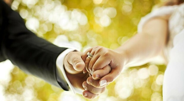 Promesso sposo risulta positivo al covid e la fidanzata gli propone una cerimonia virtuale