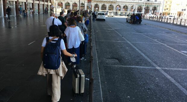 Utenti in coda alla stazione Termini per un taxi oggi a Roma