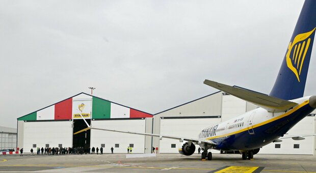 Malore improvviso sul volo Ryanair per Bergamo: il pilota atterra a Pescara