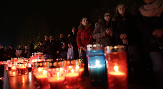 Morto il generale Praljak, veglia a Mostar: candele anche per gli altri cinque condannati