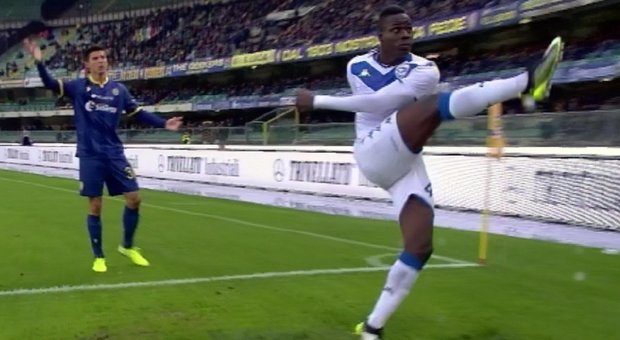 Da Balotelli al Napoli, fermate le partite con cori razzisti
