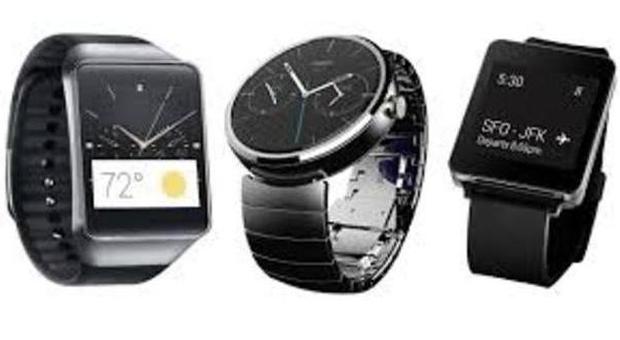 Un'immagine di tre smartwatch oggi sul mercato