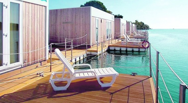 Due case sull'acqua nel Villaggio dei Pescatori: ecco le "houseboat" galleggianti da affittare
