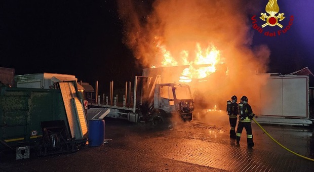 Incendio a San Biagio di Callalta. Camion in fiamme nel parcheggio di una concessionaria
