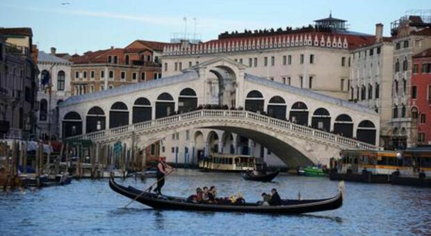 Venezia, cammina guardando lo smartphone e finisce in un canale. Turista salvato dai Vigili del Fuoco