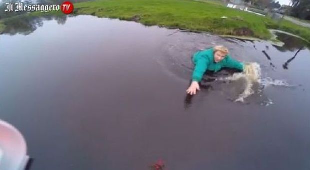 Il drone sta per cadere in acqua, lui si tuffa vestito per salvarlo: il video fa impazzire il web