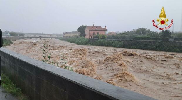 Maltempo, paura in Liguria: fiumi esondati, chiusa l'autostrada e linea ferroviaria Genova-Ventimiglia. Domani scuole chiuse