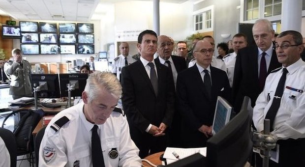 Parigi, Valls: Isis può colpire ancora nei prossimi giorni