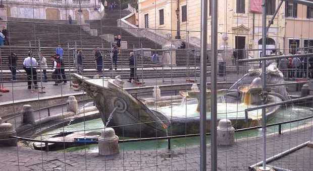 Piazza di Spagna, Barcaccia “ingabbiata” partono i lavori di restauro della fontana