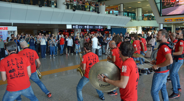 Aeroporto Leonardo Da Vinci, sorpresa per i passeggeri di Fiumicino con l'esibizione della jazz band itinerante