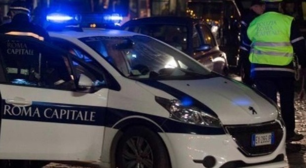 Roma, incidente su via Tiberina: schianto contro un'auto, morto un motociclista di 56 anni