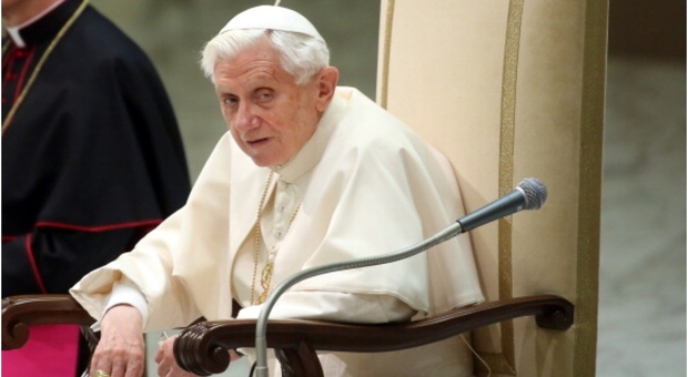 Ratzinger rifiuta di essere portato in ospedale, le indiscrezioni della Bild. Vaticano: «È sereno»