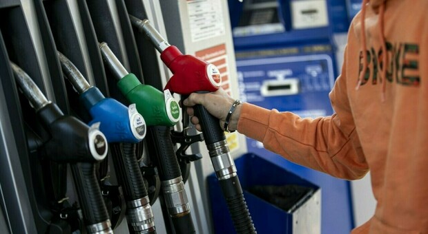 Benzina e diesel, in arrivo multe salate per i distributori che non espongono il cartello dei prezzi medi. Cosa cambia da agosto