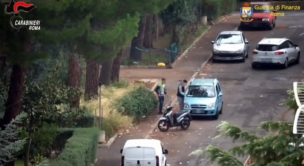 Un momento dell'operazione dei carabinieri e della Finanza a Tor Bella Monaca