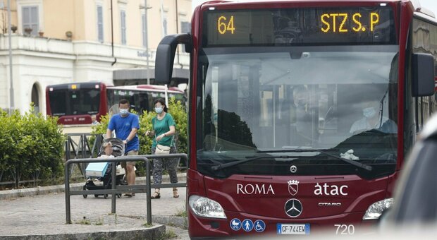 Roma, rompe una mano all'autista del bus: le aveva chiesto di accelerare perché in ritardo
