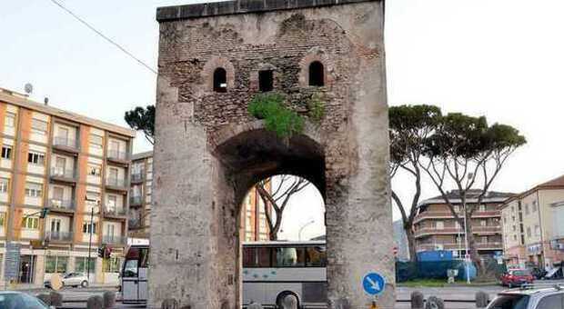 In funzione la nuova illuminazione per valorizzare Porta Romana e l’Esedra