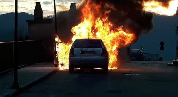 Auto distrutta dalle fiamme ad Acerno