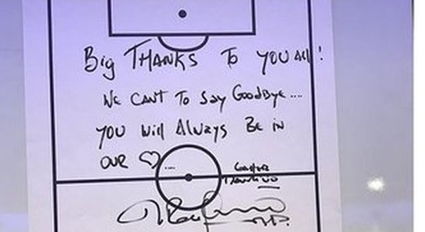 Tottenham, Pochettino saluta la squadra con un messaggio sulla lavagna