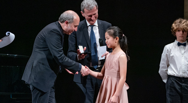 Postacchini, ribalta mondiale a Fermo: la sfida fra i violinisti incorona la baby star Sophia di 11 anni