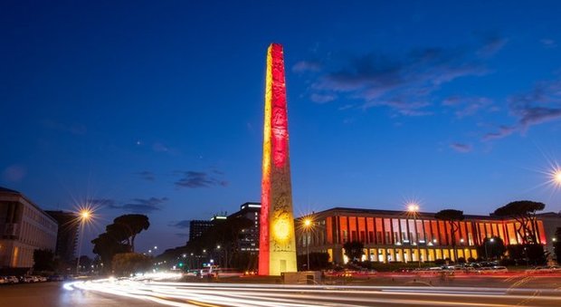 Roma, l'obelisco dell'Eur si tinge di giallorosso per l'inaugurazione della nuova sede della società
