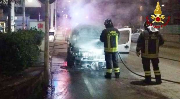 Ascoli, l'auto in moto prende fuoco: il conducente salta fuori e si salva