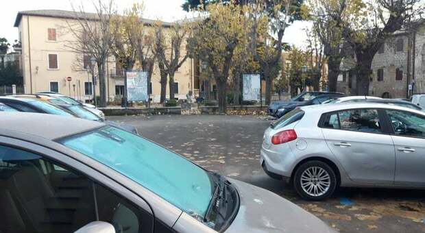 Piazza Angelo da Orvieto. Petizione dei residenti per modificare gli stalli del parcheggio