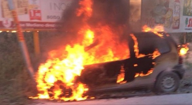 Auto in fiamme