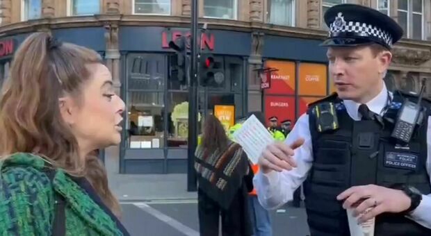 «Svastiche antisemite? Non sempre, dipende dal contesto»: poliziotto scatena l'indignazione della comunità ebraica al corteo pro Palestina VIDEO