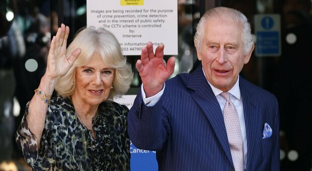 Re Carlo torna in pubblico dopo 3 mesi: sorridente accanto a Camilla. Ma Buckingham Palace non rilascia dichiarazioni sulla sua salute