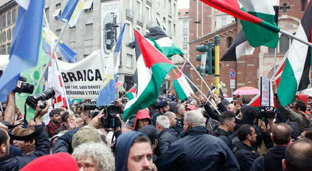 25 aprile, a Milano contestata la Brigata ebraica. Carri allegorici contro Renzi e Salvini