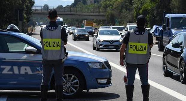 Tassisti per migranti dai Balcani a Roma, due arresti sull'autostrada A1